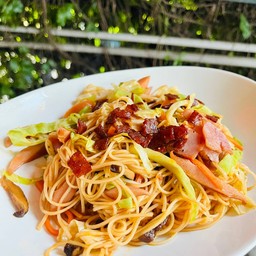 Stir fried Chinese noodle with hams, sausages and bacons