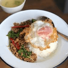 ข้าวกระเพราหมูสับไข่ดาว