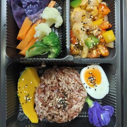 ข้าว3สี ผัดเปรี้ยวหวานไก่ ผัก5สี