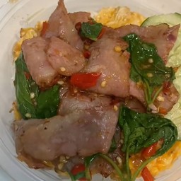 ข้าวราดกระเพราเบคอน