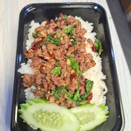 ข้าวกระเพราเนื้อพริกแห้ง