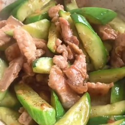 (เป็นกับข้าว)แตงกวาผัดหมู