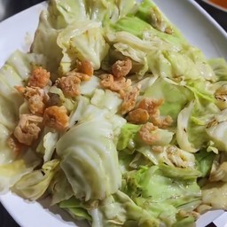 ข้าวราดกะหล่ำปลีผัดน้ำปลา