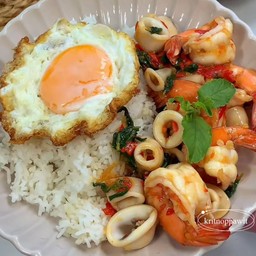 ข้าวราดกระเพราหมึกกุ้ง+ไข่ดาว (สองสหาย)