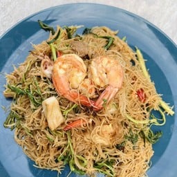 ราดหน้ายอดผัก และขนมหวานสูตรแม่เยาว์ เรวดี