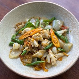 เนื้อปูผัดพริกเหลืองกระเทียมโทน