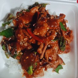 พริกแกงหมูชิ้นราดข้าว