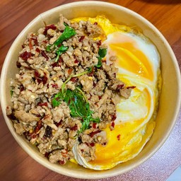ข้าวกะเพราหมูสับ ไข่ขยี้ ไข่2ฟอง