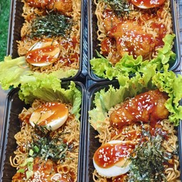 มาม่าเผ็ดหน้าไก่ทอด+ไข่ 1ชุด