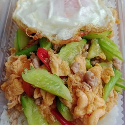 เเตงกวาผัดไข่หมูสับราดข้าว