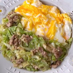 ข้าวราดกะหล่ำปลีผัดหมู+ไข่ดาว