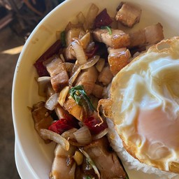 ข้าวพริกแห้งหมูกรอบ