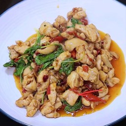 ( เป็นกับข้าว)กระเพราไก่ชิ้น