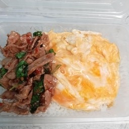 ข้าวกะเพราเนื้อไข่ข้น