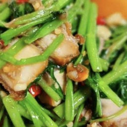 ผักบุ้งหมูกรอบ