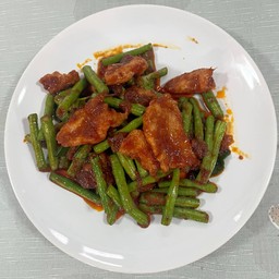 ผัดพริกแกงถั่วหมู
