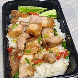 ข้าวหมูกรอบผัดพริกเกลือ