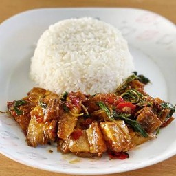 ข้าวราดกระเพราหมูกรอบ