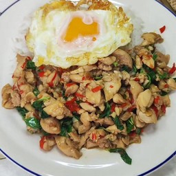 ข้าวราดกระเพราไก่ชิ้น+ไข่ดาว