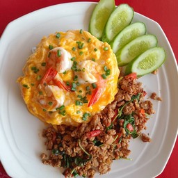 กะเพราหมูสับไข่ข้นกุ้งราดข้าว