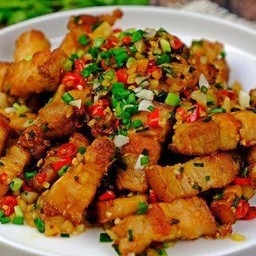 หมูกรอบผัดพริกเกลือเป็นกับข้าว
