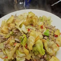 (เป็นกับข้าว)กะหล่ำปลีผัดหมู