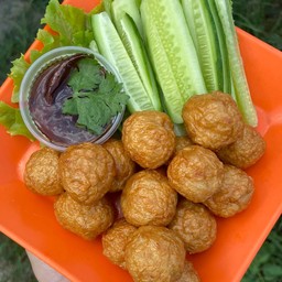 ลูกชิ้นหมูทอด จานเด็ด