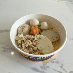 ก๋วยเตี๋ยวเครื่องปลา ครบเครื่องทุกอย่าง (หรือใส่เกี๊ยว หรือพิเศษ).