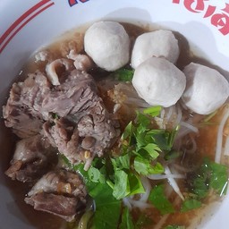 ก๋วยเตื่ยวหมูตุ่น+ลูกชิ้นโกเด้ง