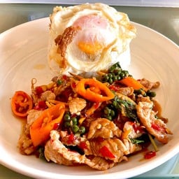 ัผัดฉ่าไก่+ไข่ดาว ราดข้าว