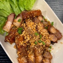 หมูทอดผัดกระเทียม (กับข้าว)