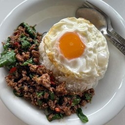 กระเพราเนื้อราดข้าว