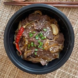 ข้าวหน้าเนื้อริบอายย่างแซ่ปเผ็ดจี๊ด