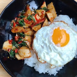 ข้าวราดกระเพราหมูยอ+ไข่ดาว