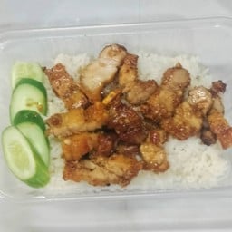 ข้าวราดหมูกรอบกระเทียมพริกไทย