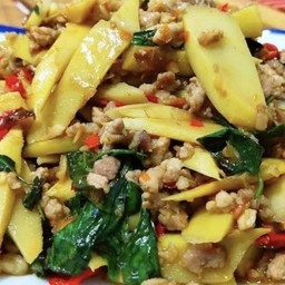 (5)ผัดหน่อไม้เหลืองใบโหรพาราดข้าว 九层塔炒黄笋