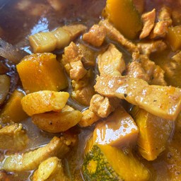 ข้าวราดแกงเผ็ดหมูฟักทอง