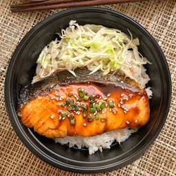 ข้าวหน้าปลาแซลมอนย่าง