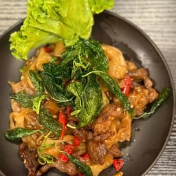 เส้นใหญ่ผัดกระเพราหมูทอด