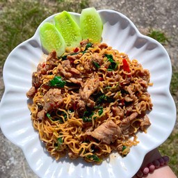 มาม่ากะเพราหมูนุ่ม