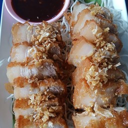 สามชั้นทอดน้ำปลา