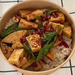 ข้าวราดกระเพราหมูยอ