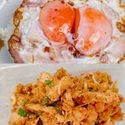 ข้าวไข่ดาว + ยำไก่แซ่บ (กับข้าว)