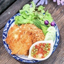 ข้าวผัดน้ำพริกตาแดงไก่ทอด+ผักสด