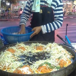 ผัดไทอารมณ์ดี สูตรน้ำมะขาม อิสลามทานไ้ ตลาดสี่แยกบ้านแขก (อิสลามทานได้ครับ)