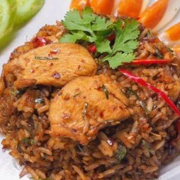 ข้าวผัดไก่น้ำพริกเผาไข่เค็ม
