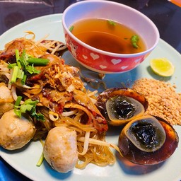ก๋วยเตี๋ยวคลุก ไข่เยี่ยวม้า