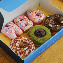 HBD DOUGHNUT SET (โดนัทเค้กด่วน)