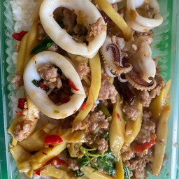 ข้าวกะเพราหน่อไม้หมูสับปลาหมึกกก