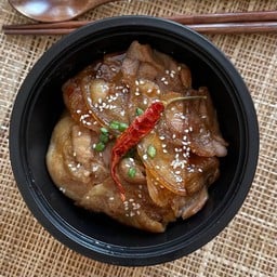 ข้าวหน้าหมูสามชั้นแซ่ปเผ็ดจี๊ด